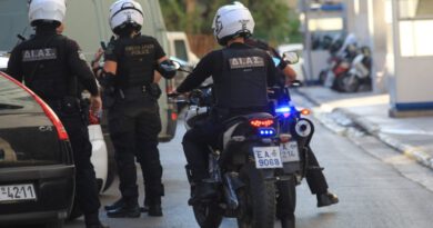 Μεταμόρφωση: Συνελήφθη από αστυνομικούς της Υποδιεύθυνσης Δίωξης Ναρκωτικών, 26χρονος για παράβαση της νομοθεσίας περί εξαρτησιογόνων ουσιών και περί όπλων