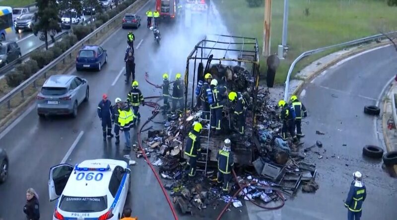 Φωτιά σε φορτηγό στη Λεωφόρο Κηφισού: Τεράστιο μποτιλιάρισμα στο ρεύμα ανόδου