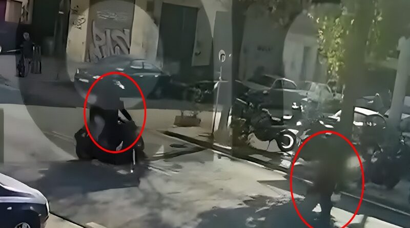 Σοκαριστικό τροχαίο στη Λιοσίων: Δείτε το βίντεο με τη μοτοσικλέτα να παρασύρει την 16χρονη και να την εγκαταλείπει – Σε κρίσιμη κατάσταση στο ΚΑΤ, αναζητείται ο οδηγός