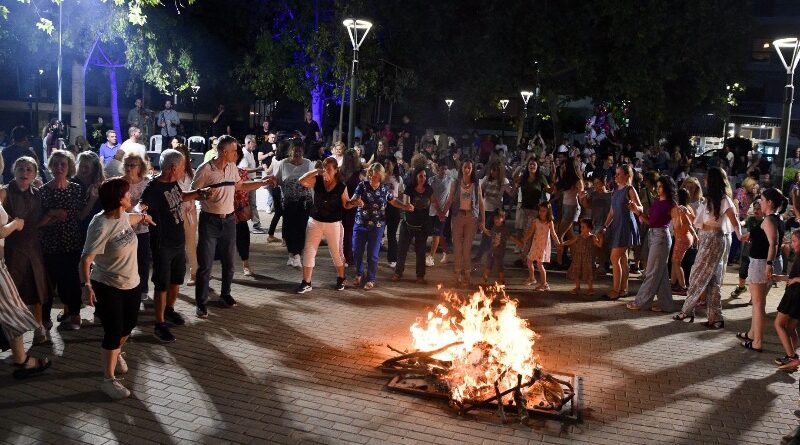 Νέα Φιλαδέλφεια: Με μεγάλη συμμετοχή αναβίωσε το έθιμο του Αη Γιάννη του Κλήδονα