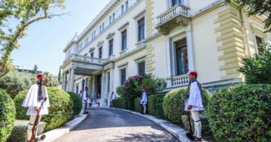 Δεξίωση για την Αποκατάσταση της Δημοκρατίας: Για πρώτη φορά μέσα στο Προεδρικό Μέγαρο λόγω κακοκαιρίας