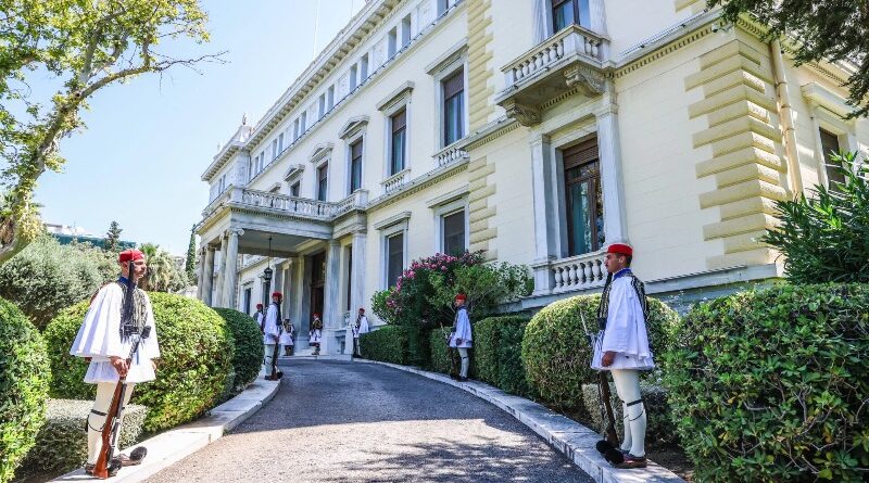 Δεξίωση για την Αποκατάσταση της Δημοκρατίας: Για πρώτη φορά μέσα στο Προεδρικό Μέγαρο λόγω κακοκαιρίας