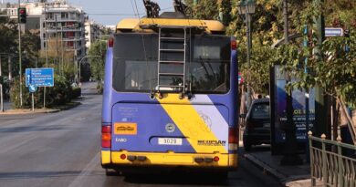 Σύγκρουση λεωφορείου με τρόλεϊ στην Πανεπιστημίου – Κυκλοφοριακό χάος στο κέντρο της Αθήνας