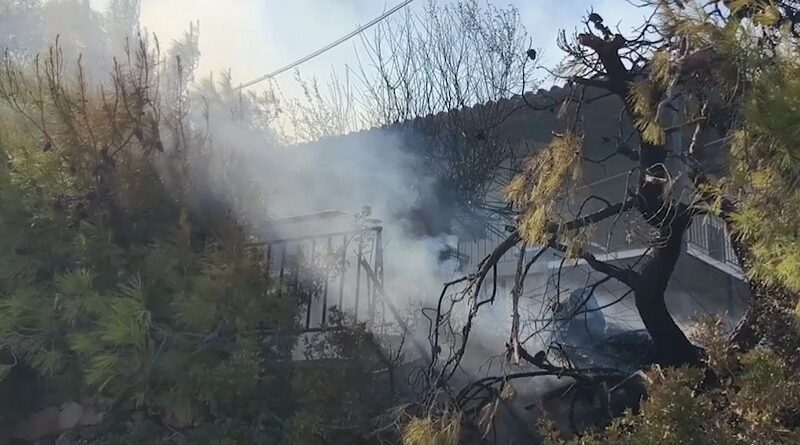 Φωτιά στη Σαλαμίνα: Δύο νεκροί, καμένα σπίτια και 593 απεγκλωβισμοί δια θαλάσσης