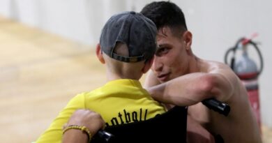 ΑΕΚ: Ο Σταύρος Πήλιος χάρισε τη φανέλα του στον μικρό Μιχαήλ μετά το 4-0 με τον Ηρακλή
