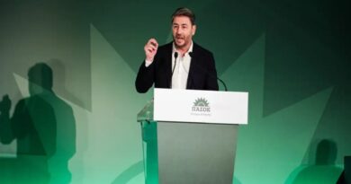 Ανδρουλάκης: 13ος μισθός, 13η σύνταξη και 120 δόσεις – Το πακέτο μέτρων που παρουσίασε