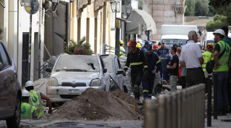 Αθήνα: Αγωνία για πέντε ανθρώπους μετά την κατάρρευση κτηρίου στη Λυσικράτους
