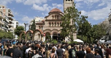 Γιώργος Μαζωνάκης: Το τελευταίο αντίο – Βαρύ κλίμα και συγκίνηση στον αποχαιρετισμό