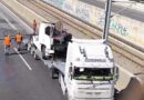 Μεταμόρφωση: Σοβαρό τροχαίο στην Αττική Οδό – Οδηγός φορτηγού έπεσε στις γραμμές του Προαστιακού