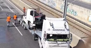Μεταμόρφωση: Σοβαρό τροχαίο στην Αττική Οδό – Οδηγός φορτηγού έπεσε στις γραμμές του Προαστιακού