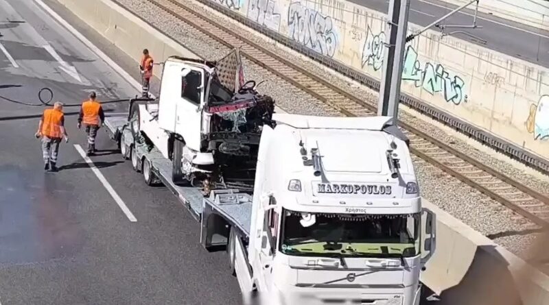 Μεταμόρφωση: Σοβαρό τροχαίο στην Αττική Οδό – Οδηγός φορτηγού έπεσε στις γραμμές του Προαστιακού
